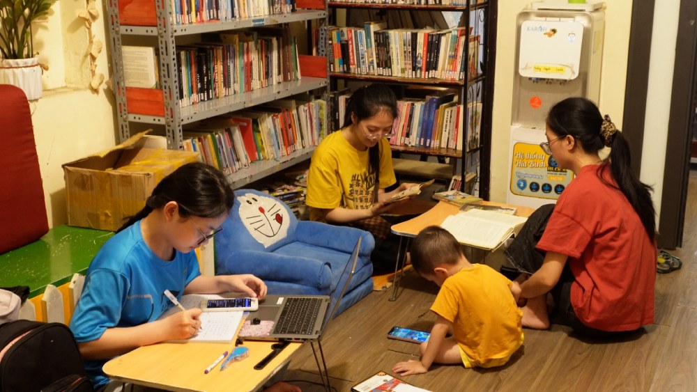 Nhiều bạn trẻ đọc sách, học tập. Ảnh: Như Hạ