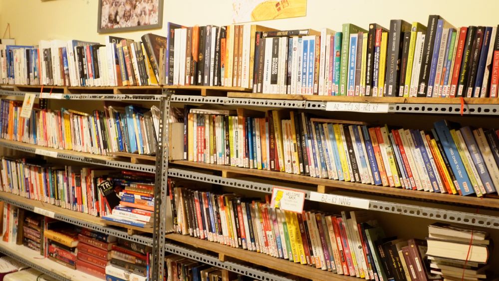 Thư viện miễn phí thu hút những người yêu sách tìm đến. Ảnh: Như Hạ