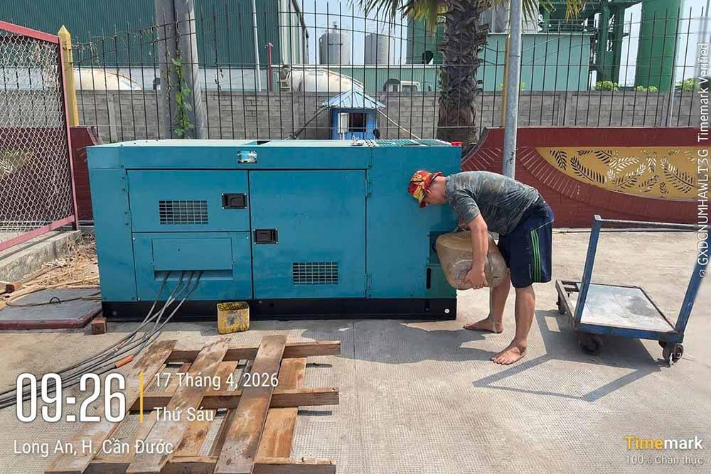 Doanh nghiệp phải sử dụng máy phát điện để duy trì hoạt động tối thiểu của hệ thống băng tải và máy tính văn phòng. Ảnh: DNCC