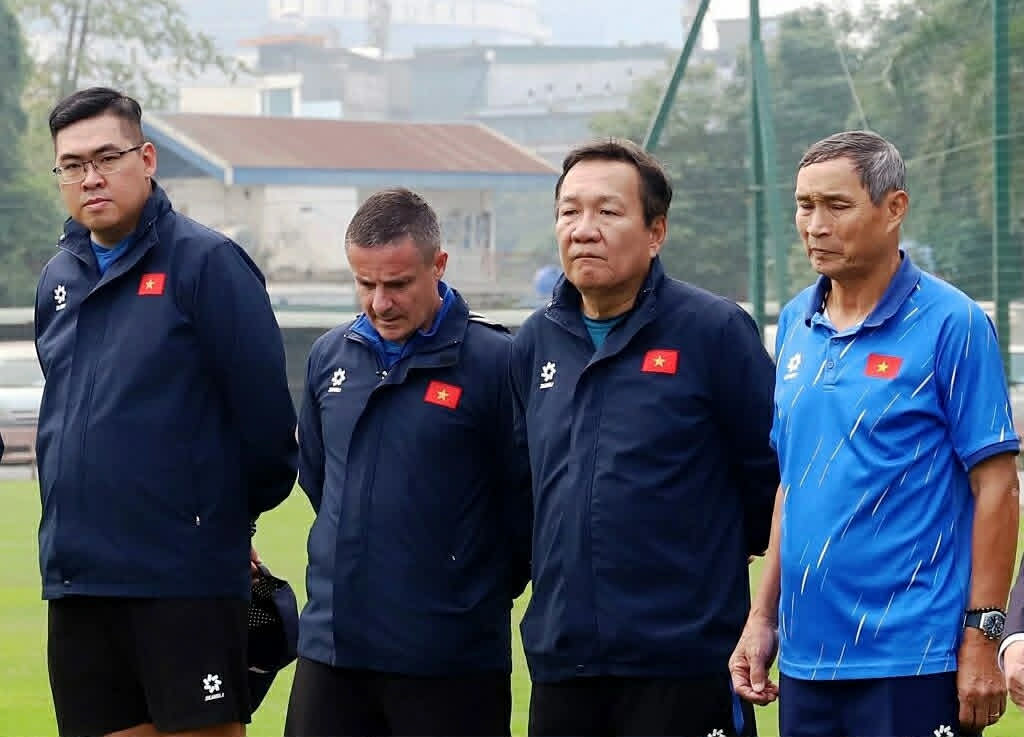 Huấn luyện viên Hoàng Văn Phúc từng tham gia huấn luyện tuyển nữ Việt Nam với vai trò trợ lý của ông Mai Đức Chung. Ảnh: VFF