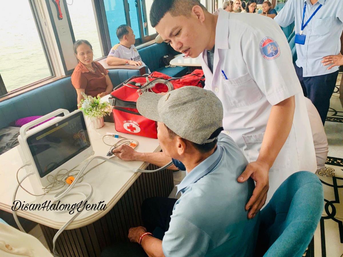 Health forces on duty at Ha Long Bay approach and check the health status of tourists with health problems on the morning of April 4, 2026. Photo: Ha Long Bay - Yen Tu World Heritage Site Management Board