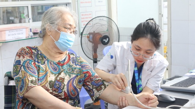 People are given free health check-ups. Photo: Nguyen Ly