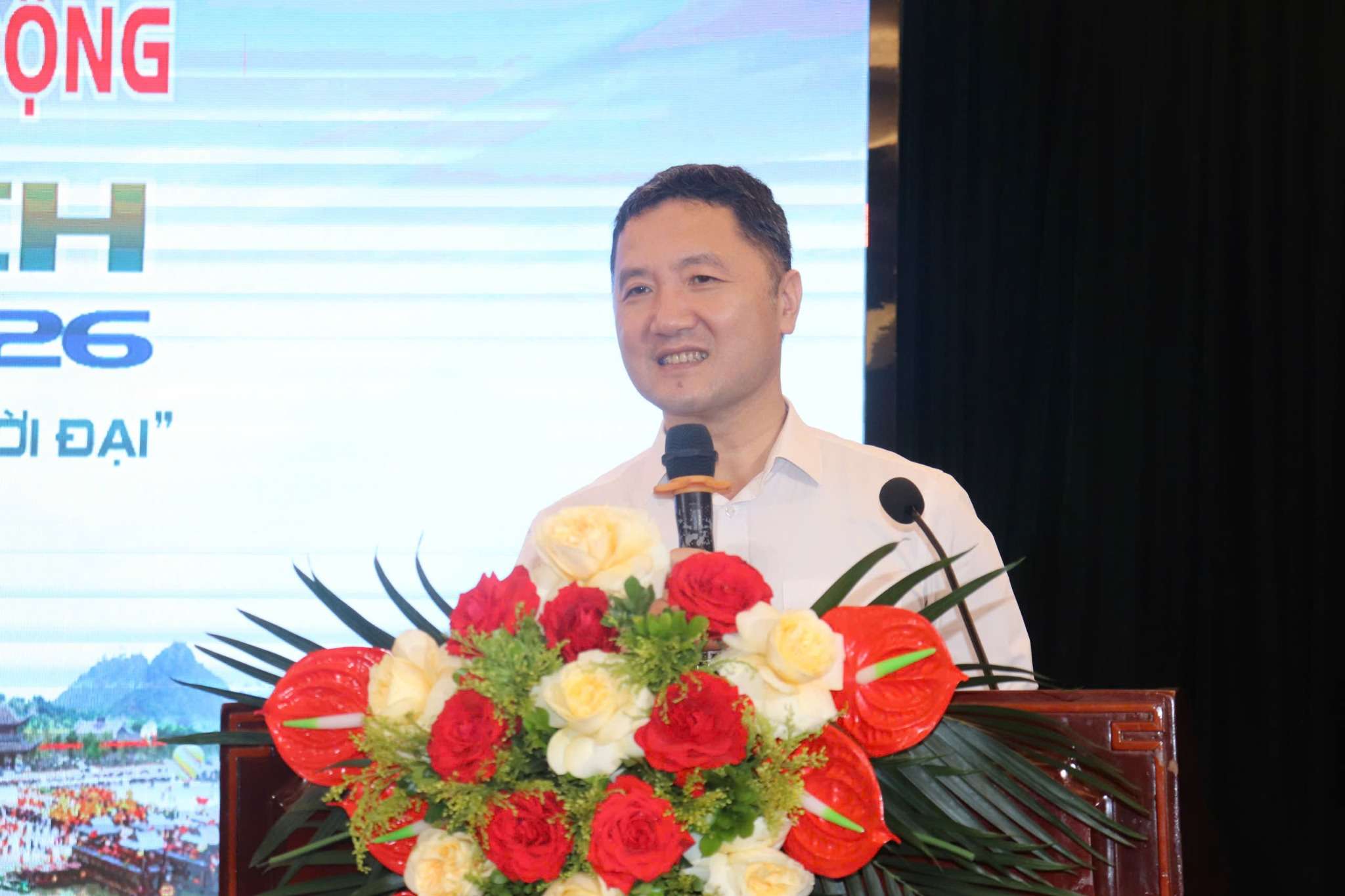 ブイ・ヴァン・マイン氏 - ニンビン省観光局長が記者会見で発言。写真:グエン・チュオン