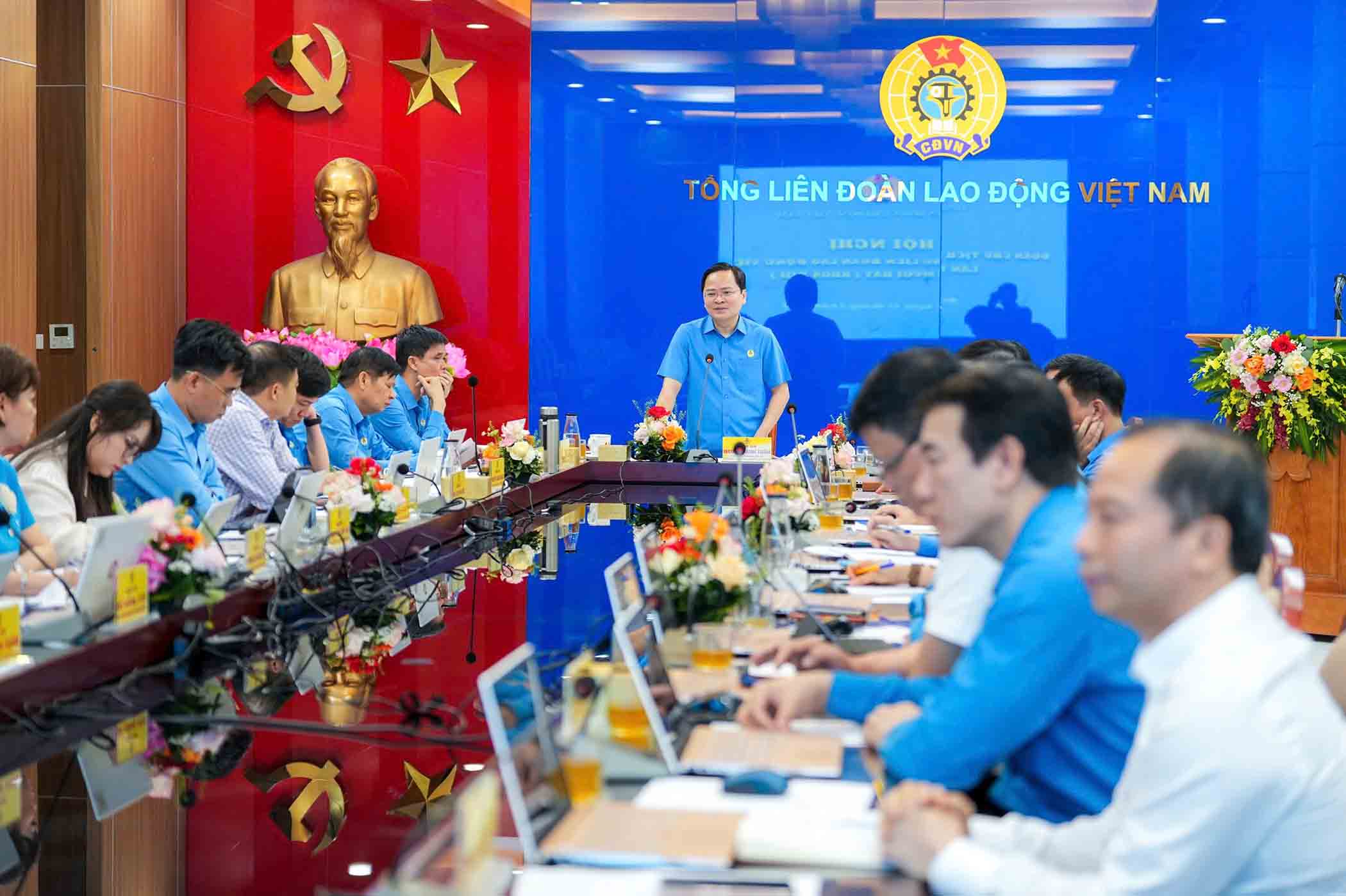 ベトナム労働総同盟のグエン・アイン・トゥアン委員長の主宰の下、幹部会は第13期ベトナム労働総同盟執行委員会の報告書草案について意見を述べました。写真:フウ・チャン