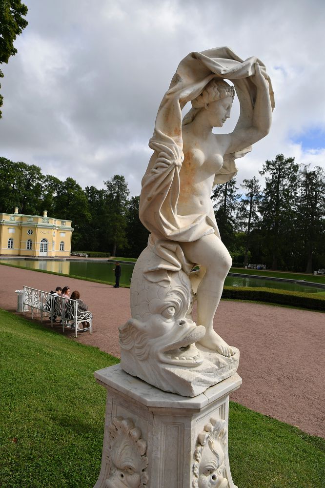 Vẻ đẹp thần thoại bên hồ. Ảnh: Việt Văn