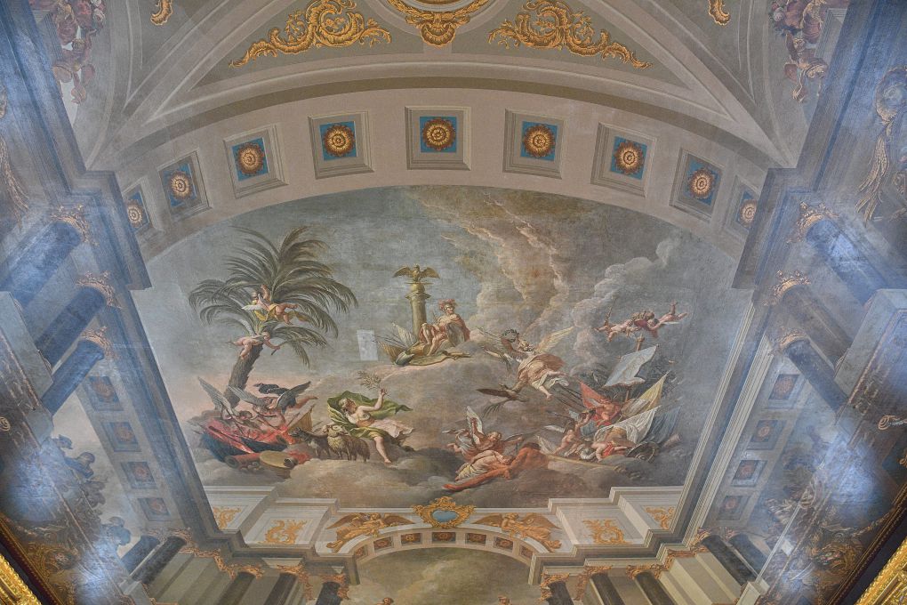 Bích họa trên trần. Ảnh: Việt Văn 