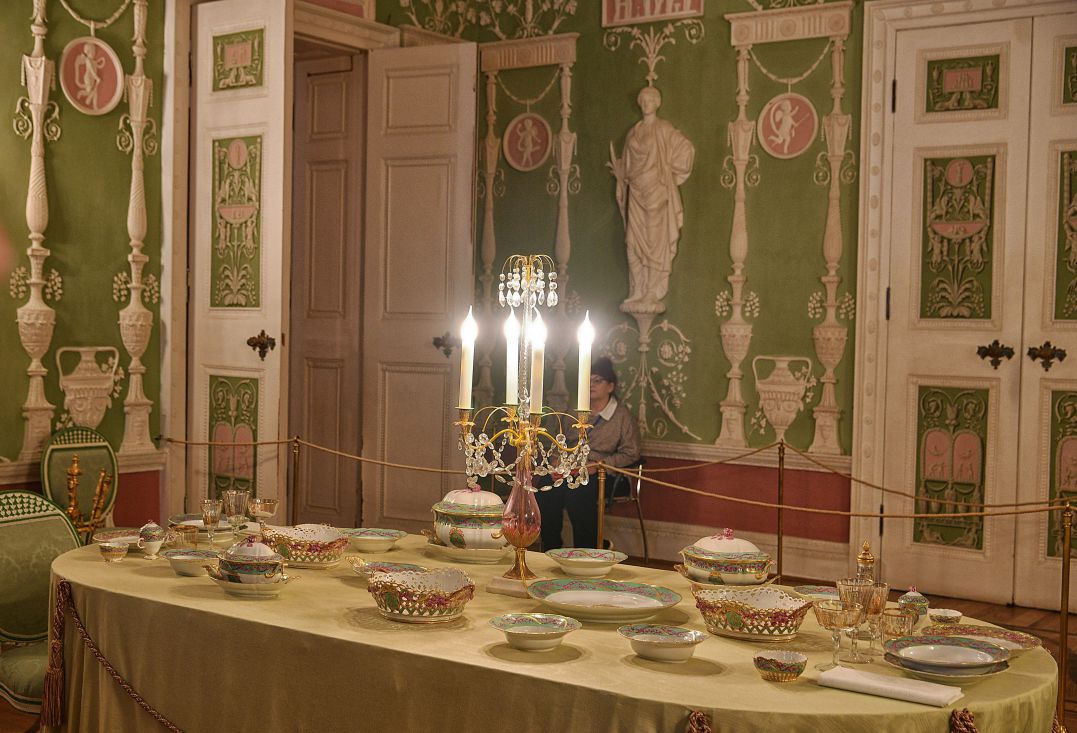 Bàn tiệc hoàng gia được phục dựng với đồ sứ pha lê và cách bày trí cầu kỳ phản ánh nghi thức ẩm thực tinh tế của triều đình Nga. Ảnh: Việt Văn