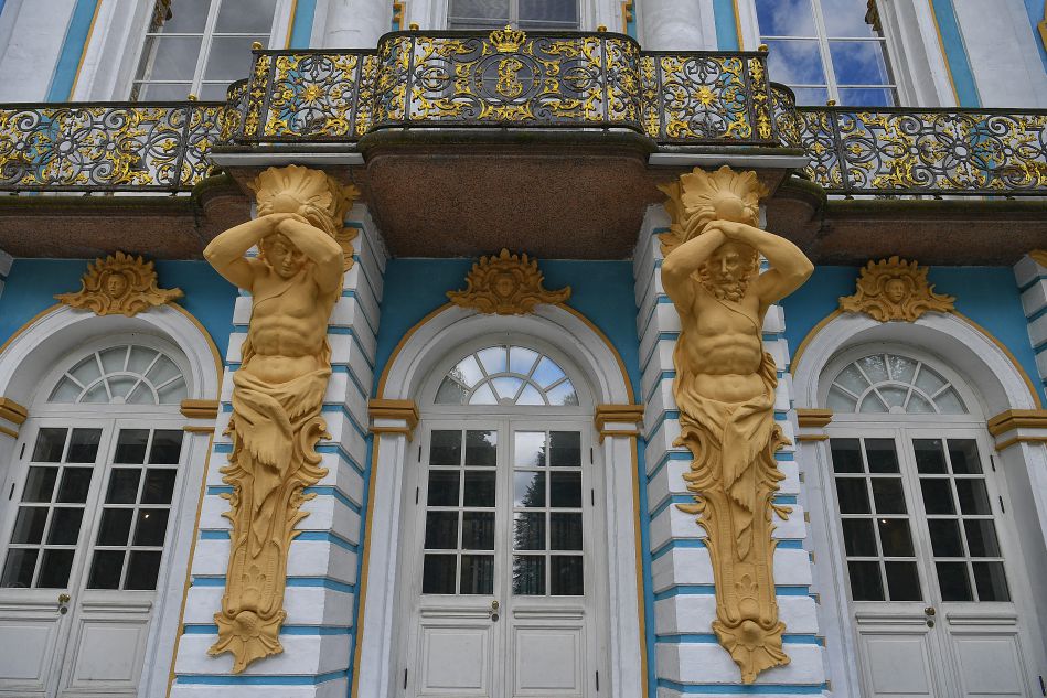 Tượng thần Atlas trang trí mặt tiền Cung điện Catherine. Ảnh: Việt Văn