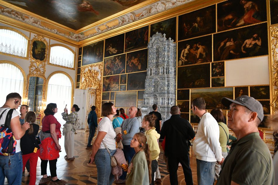 Du khách từ khắp nơi về tham quan cung điện Catherine. Ảnh: Việt Văn