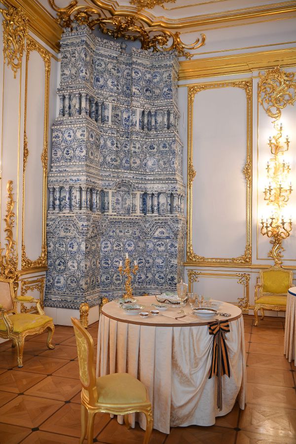 Mảng tường ốp gạch xanh trắng này là điểm nhấn của căn phòng, được ghép từ hàng trăm viên gốm vẽ tay theo phong cách Delft - Hà Lan - một trào lưu trang trí thịnh hành trong giới quý tộc châu Âu. Ảnh: Việt Văn