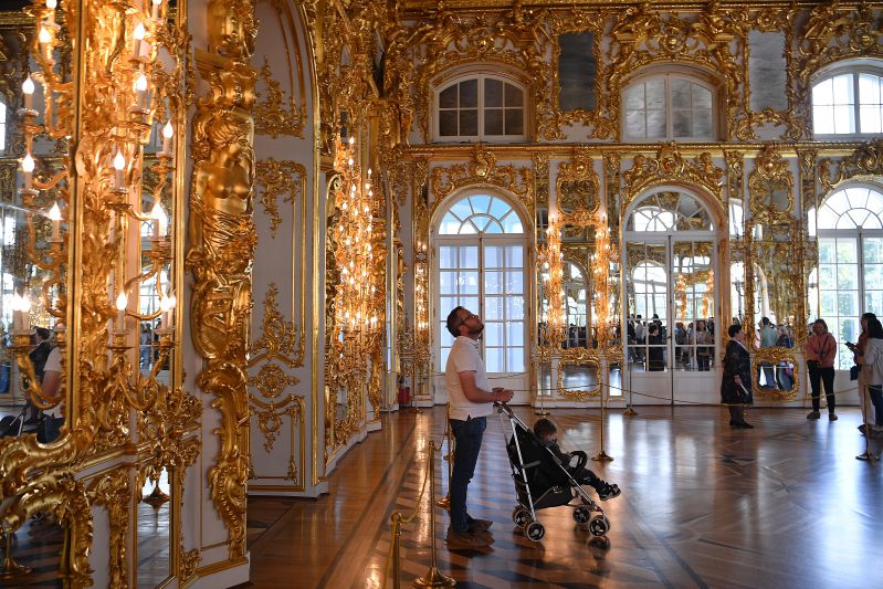 Đại sảnh của cung điện Catherine nổi bật với phong cách Baroque Nga xa hoa, nơi từng diễn ra các yến tiệc và nghi lễ hoàng gia. Ảnh: Việt Văn 