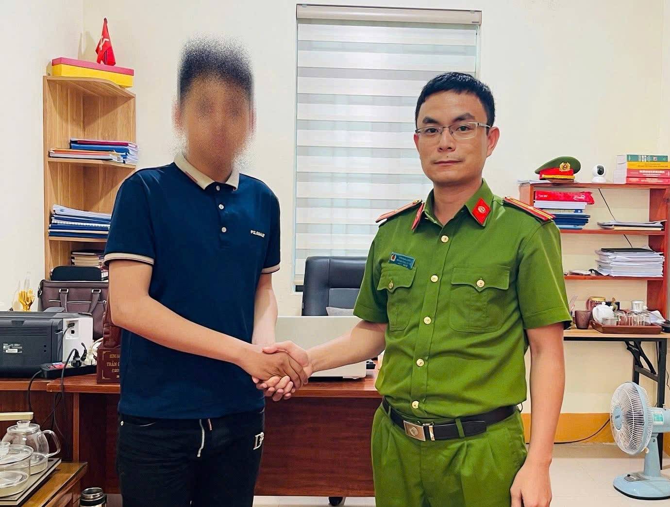 Thuan Trung Commune Police coordinate to educate and reform young people who violate regulations. Photo: Ngoc Anh