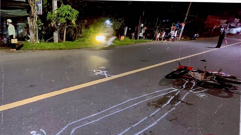 Hiện trường vụ tai nạn giao thông trên tuyến đường tỉnh 902, đoạn qua xã Nhơn Phú, tỉnh Vĩnh Long; tài xế vi phạm nồng độ cồn gây hậu quả chết người. Ảnh: Công an Vĩnh Long