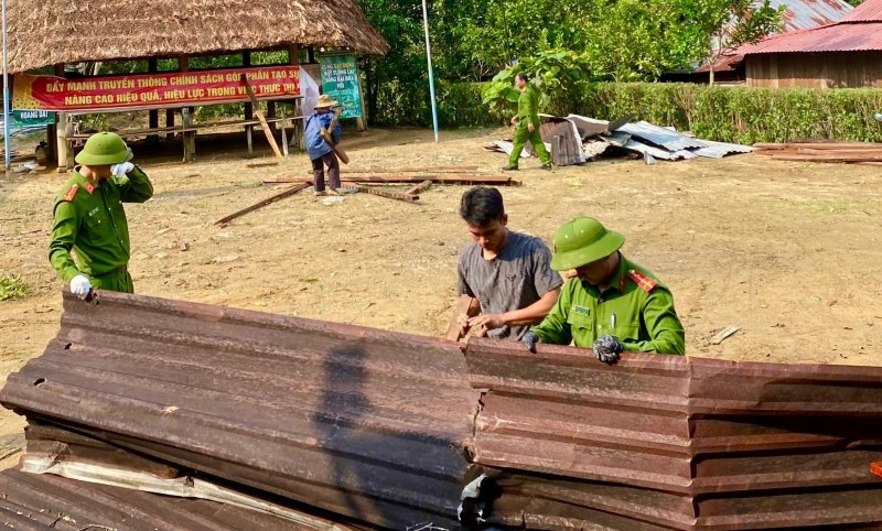 Lực lượng chức năng địa phương giúp dân lợp lại mái tôn, đảm bảo chỗ ở an toàn và lên phương án hỗ trợ thiệt hại. Ảnh: Trường An