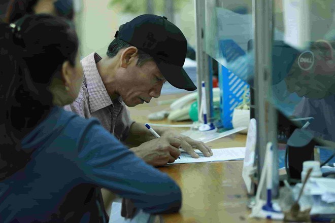 L'assurance sociale de la province de Phú Thọ répond aux travailleurs qui n'ont pas de pension de retraite et qui ont atteint l'âge légal pour signer un contrat de travail. Photo: Hải Nguyễn