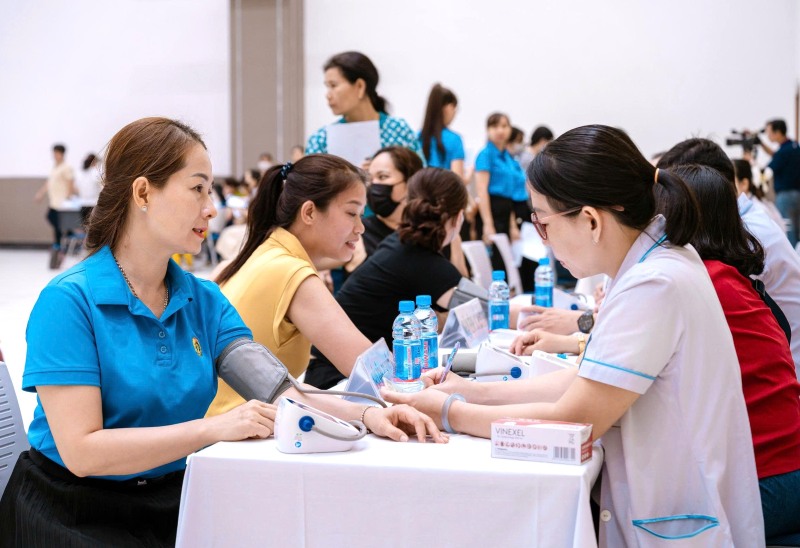 Female union members and workers are given free health check-ups by doctors and nurses of Hung Vuong Hospital. Photo: Duc Long