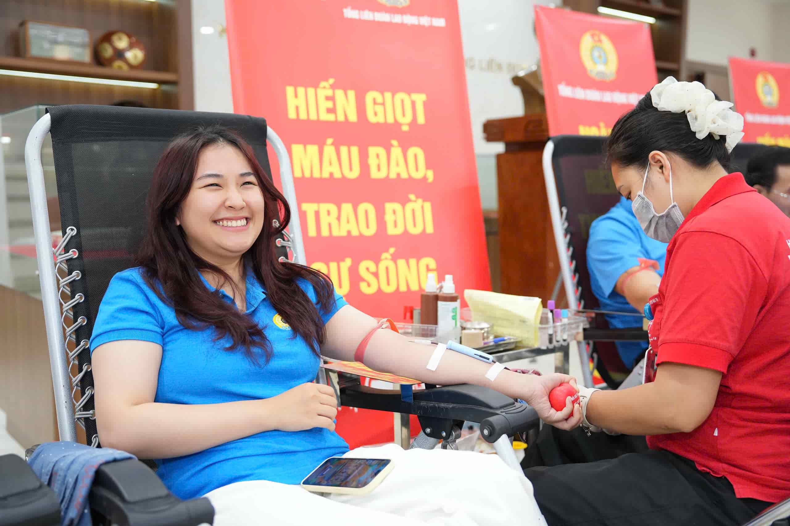 Đoàn viên tham gia hiến máu. Ảnh: Vương Tuấn.