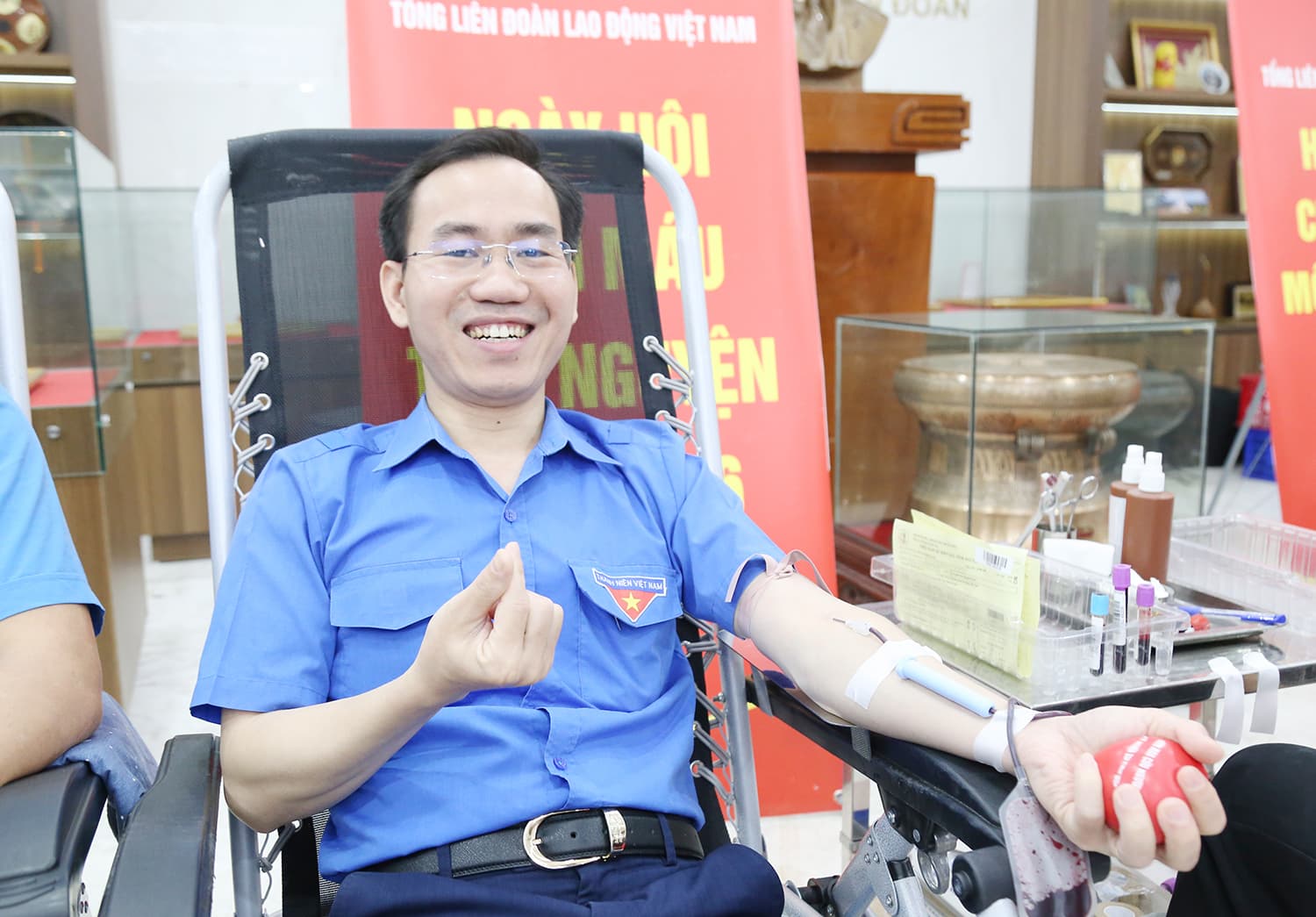 Anh Pham Nghiêm Long tham gia hiến máu tại chương trình. Ảnh: Vương Tuấn. 