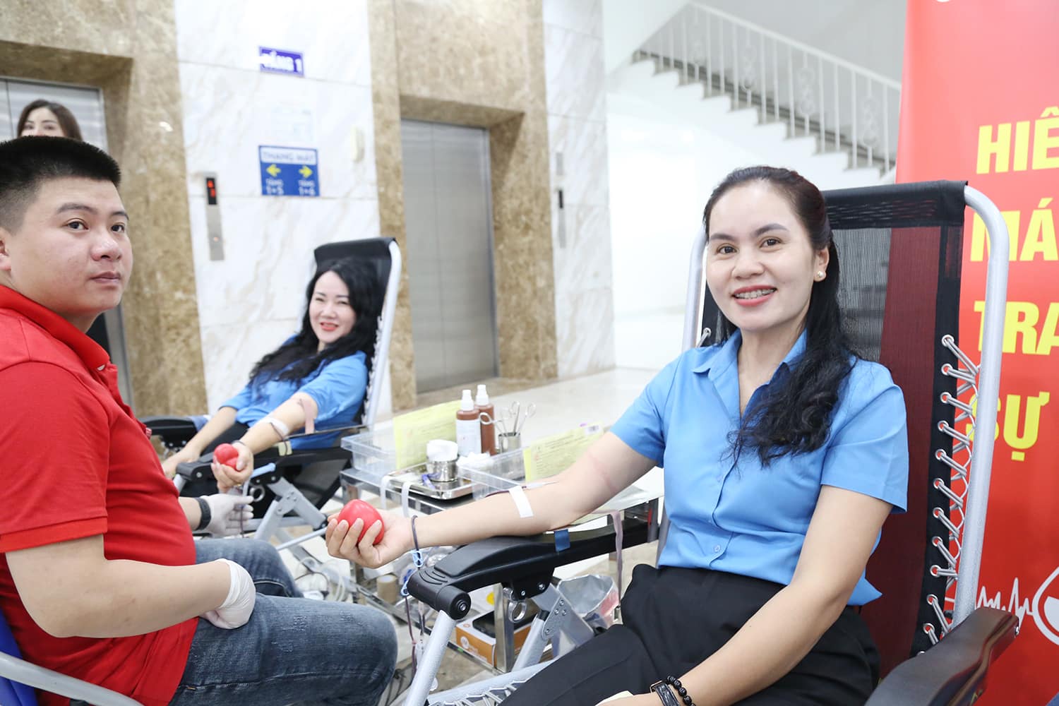 Chị Nguyễn Thị Thúy Nga lần đầu tham gia hiến máu. Ảnh: Vương Tuấn.  