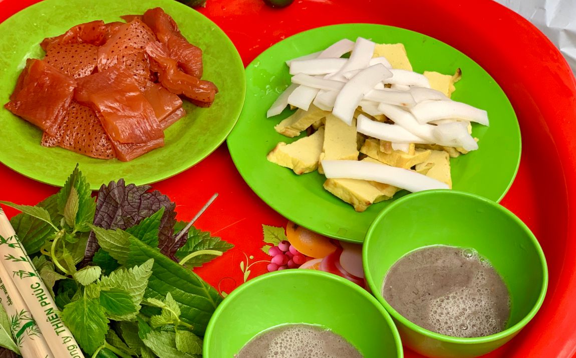 Sứa đỏ chấm mắm tôm được ví như sashimi đường phố ở Hà Nội. Ảnh: Ý Yên