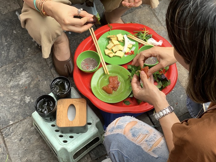 The red jellyfish tray is typical of Hanoi, which diners can try in the O Quan Chuong area, Dong Xuan market alley, Thanh Ha alley, Hang Chieu, Duong Thanh... Photo: Y Yen