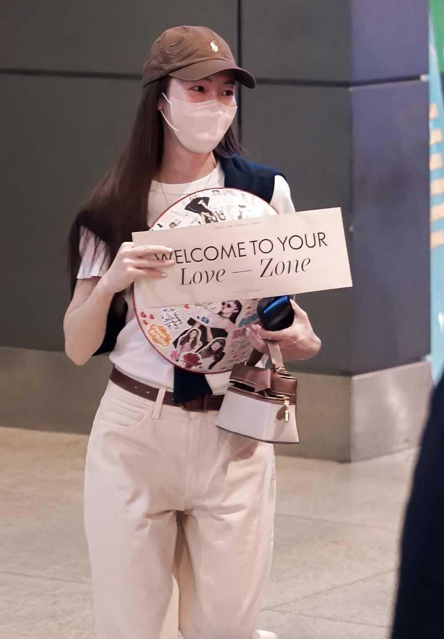 Jessica Jung cầm nón lá xuất hiện tại sân bay Tân Sơn Nhất. Ảnh: TYCCJ Vietnam