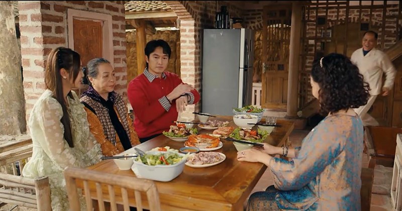 Đi Ngược Mặt Trời" tập 13: Bà Chinh không thoải mái khi Hồng đến nhà