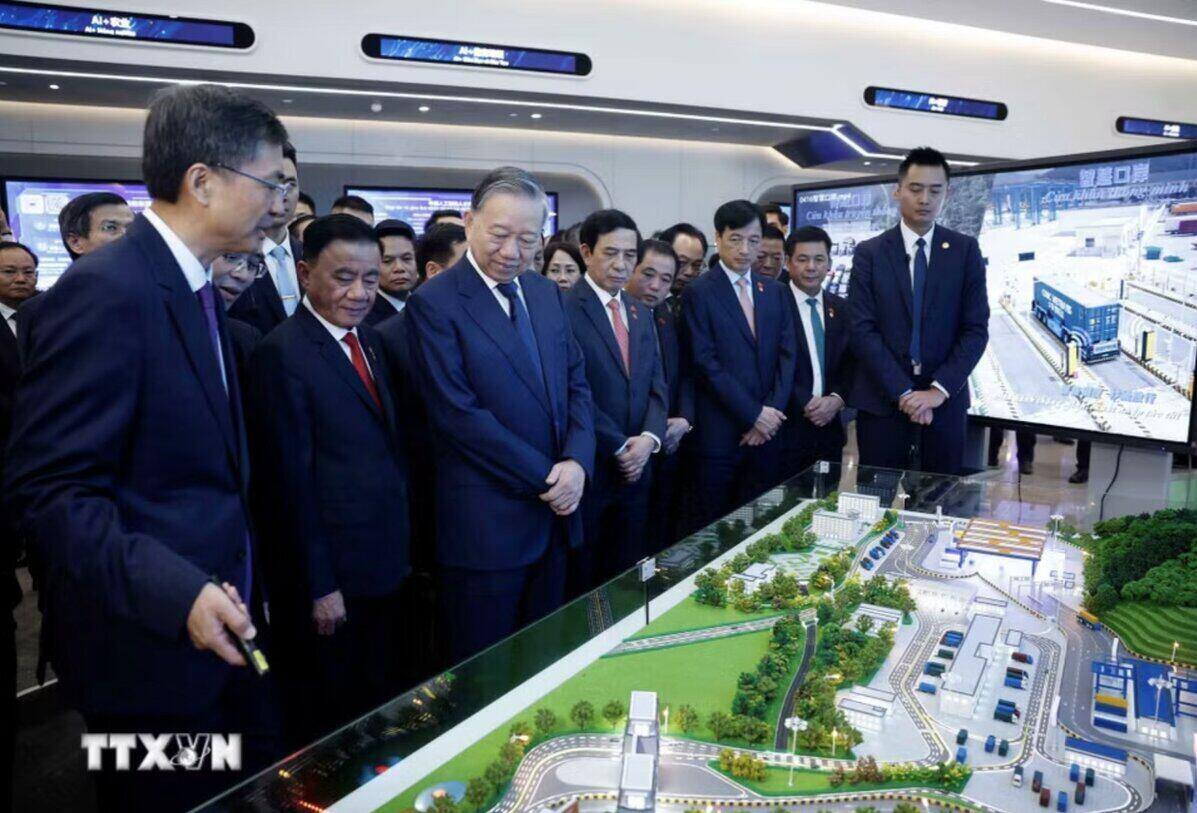 General Secretary and President To Lam and the high-level Vietnamese delegation visit the China-ASEAN Artificial Intelligence Innovation Cooperation Center. Photo: VNA