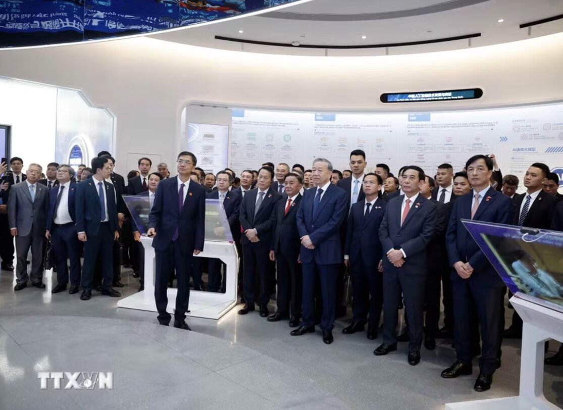  Tổng Bí thư, Chủ tịch nước Tô Lâm và đoàn đại biểu cấp cao Việt Nam tham quan triển lãm về hợp tác ứng dụng trí tuệ nhân tạo Trung Quốc và Việt Nam; khu trưng bày các sản phẩm ứng dụng trí tuệ nhân tạo tiêu biểu của doanh nghiệp Trung Quốc. Ảnh: TTXVN 