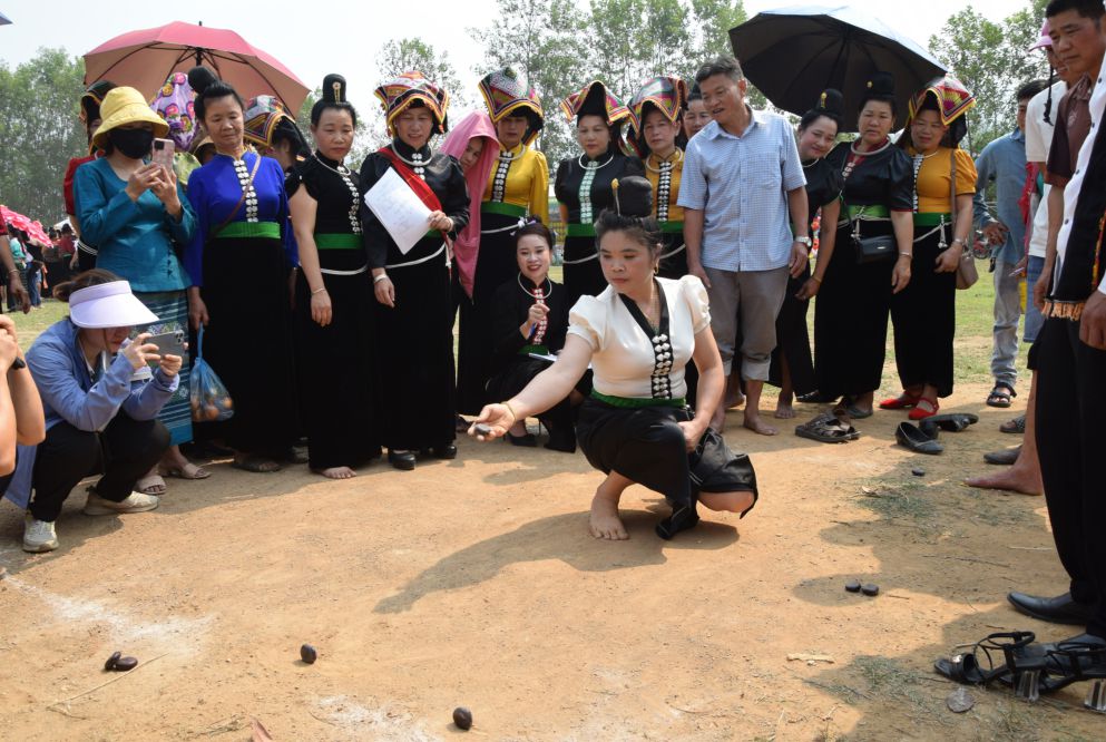 Jeux de lancer de còn, tó mák lẹ lors du festival de l'ethnie Thaï des hauts plateaux de Sơn La. Photo: Trường Sơn