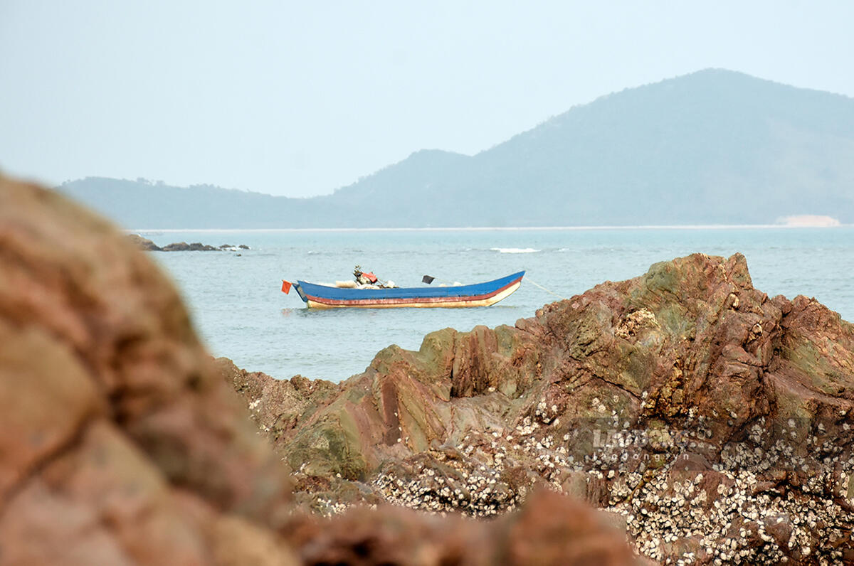 Với đặc thù xã đảo, cuộc sống của người dân Cái Chiên gắn chặt với biển, chủ yếu từ nuôi trồng, khai thác thủy sản và dịch vụ, du lịch.