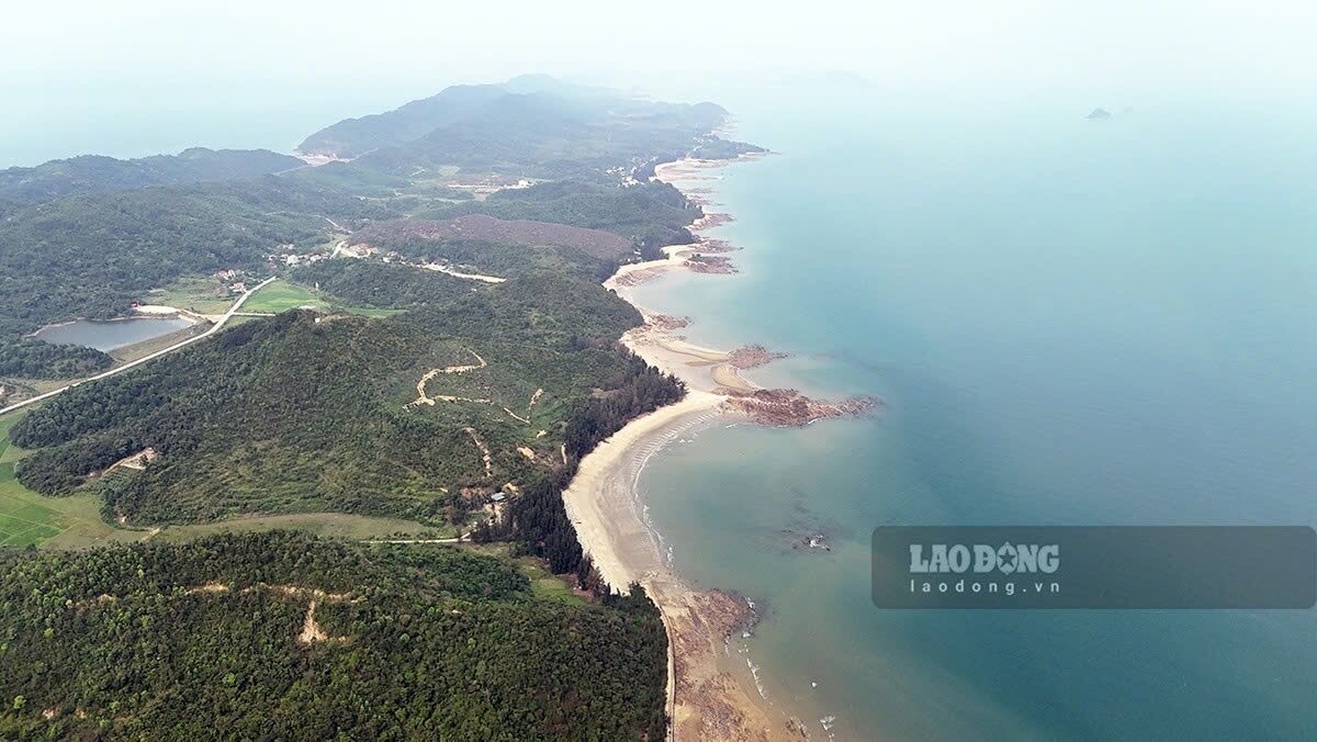 Là xã đảo nằm ở phía Đông Bắc tỉnh Quảng Ninh, cách đất liền hơn 8km, xã Cái Chiên được thiên nhiên ban tặng cho vẻ đẹp say đắm lòng người với những bãi cát trải dài, nước biển xanh như ngọc, rặng phi lao ngút ngàn cùng rất nhiều loại hải sản tươi ngon.