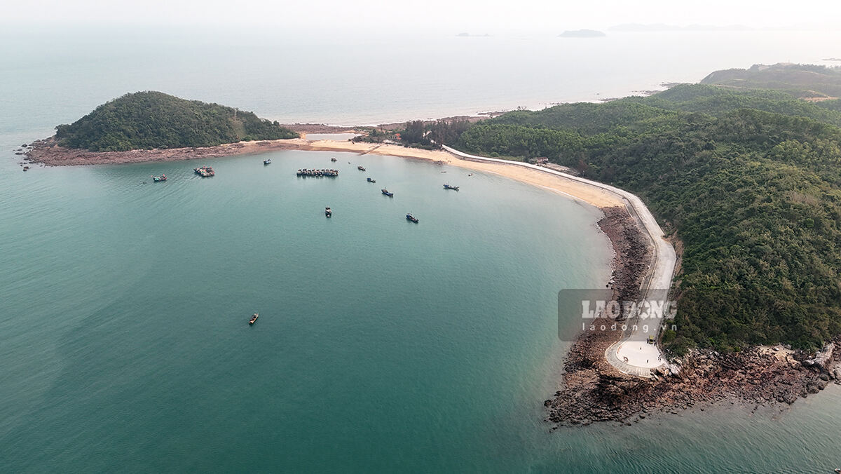 Xã Cái Chiên cách đất liền không xa, chỉ mất khoảng 10 phút đi xuồng, cũng gắn liền với các trục đường cao tốc, vì vậy việc đi lại của du khách ra xã đảo tương đối thuận lợi. Vẻ đẹp hoang sơ trên đảo với những bãi biển trải dài là một trong những tiềm năng, lợi thể để địa phương khai thác, phát triển du lịch.