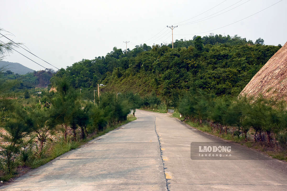 Từ tháng 4/2016, xã đảo Cái Chiên được cấp điện lưới quốc gia. Diện mạo nơi đây cũng từng bước đổi thay với những con đường bê tông trải dài, những ngôi nhà kiên cố cùng loạt homestay... 
