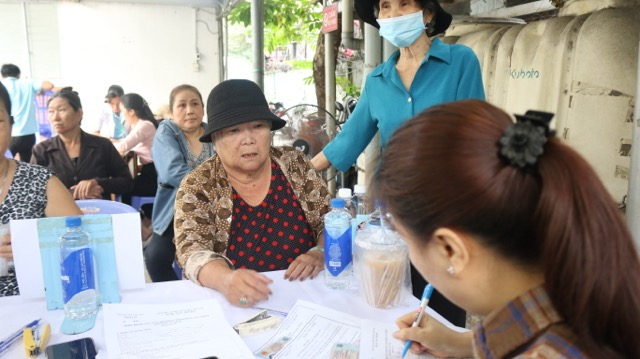 Entering the second phase of screening in response to National Health Day 2026, people are happy to receive free health care in the locality. Photo: Nguyen Ly.