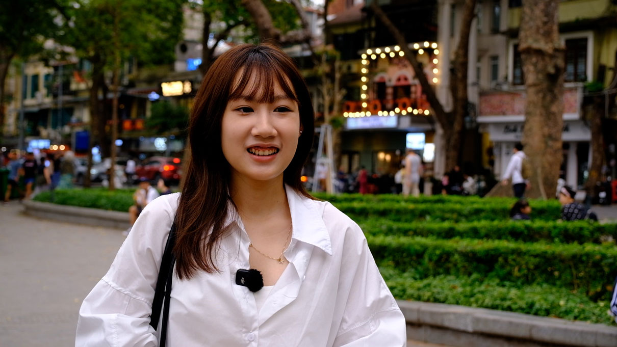 Chị Mai Anh tự hào khi bánh mì Việt Nam ngày càng được bạn bè quốc tế công nhận. Ảnh: Trang Anh