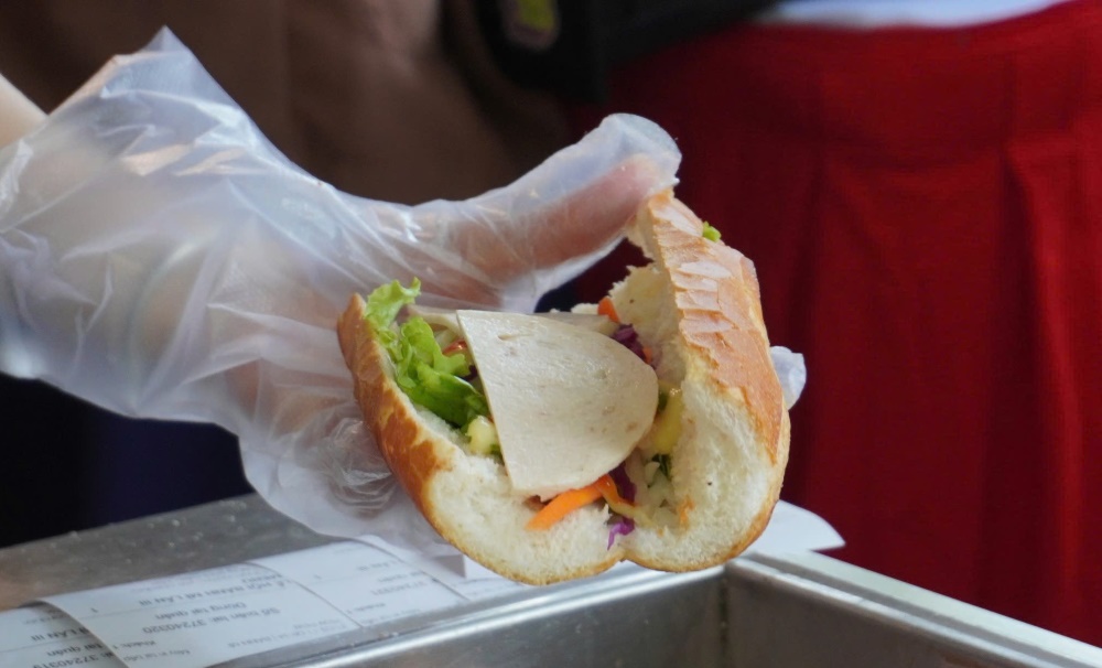 Sự kết hợp đa dạng của các loại nhân góp phần làm nên sức hấp dẫn của bánh mì Việt Nam. Ảnh: Ngọc Ánh