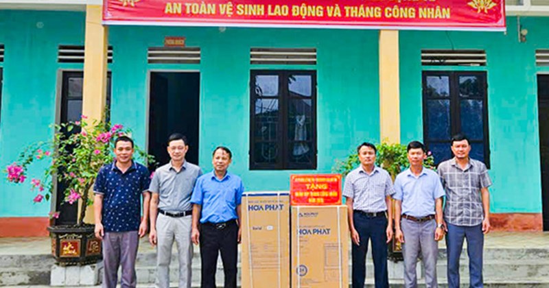 Đường sắt Nghệ Tĩnh trao tặng thiết bị sinh hoạt cho công nhân