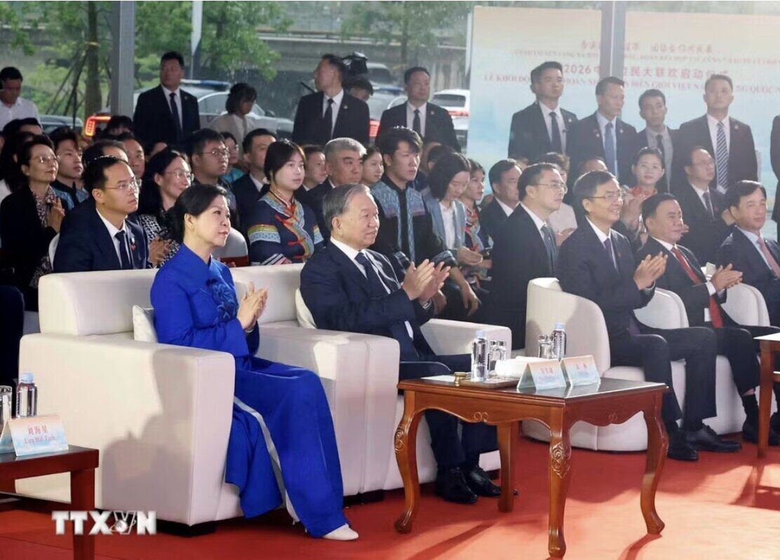 Tổng Bí thư, Chủ tịch nước Tô Lâm và Phu nhân dự Lễ khai mạc Liên hoan nhân dân biên giới Việt - Trung. Ảnh: TTXVN 