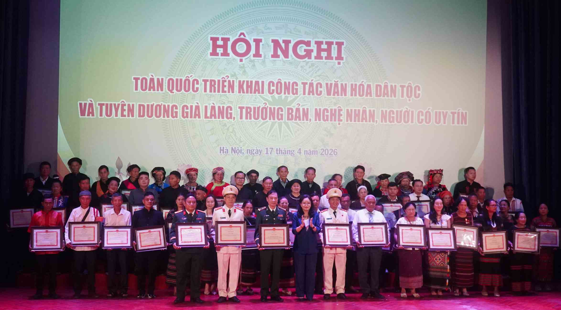 Trao bằng khen cho các cá nhân có những đóng góp quan trọng tại hội nghị. Ảnh: Minh Vũ