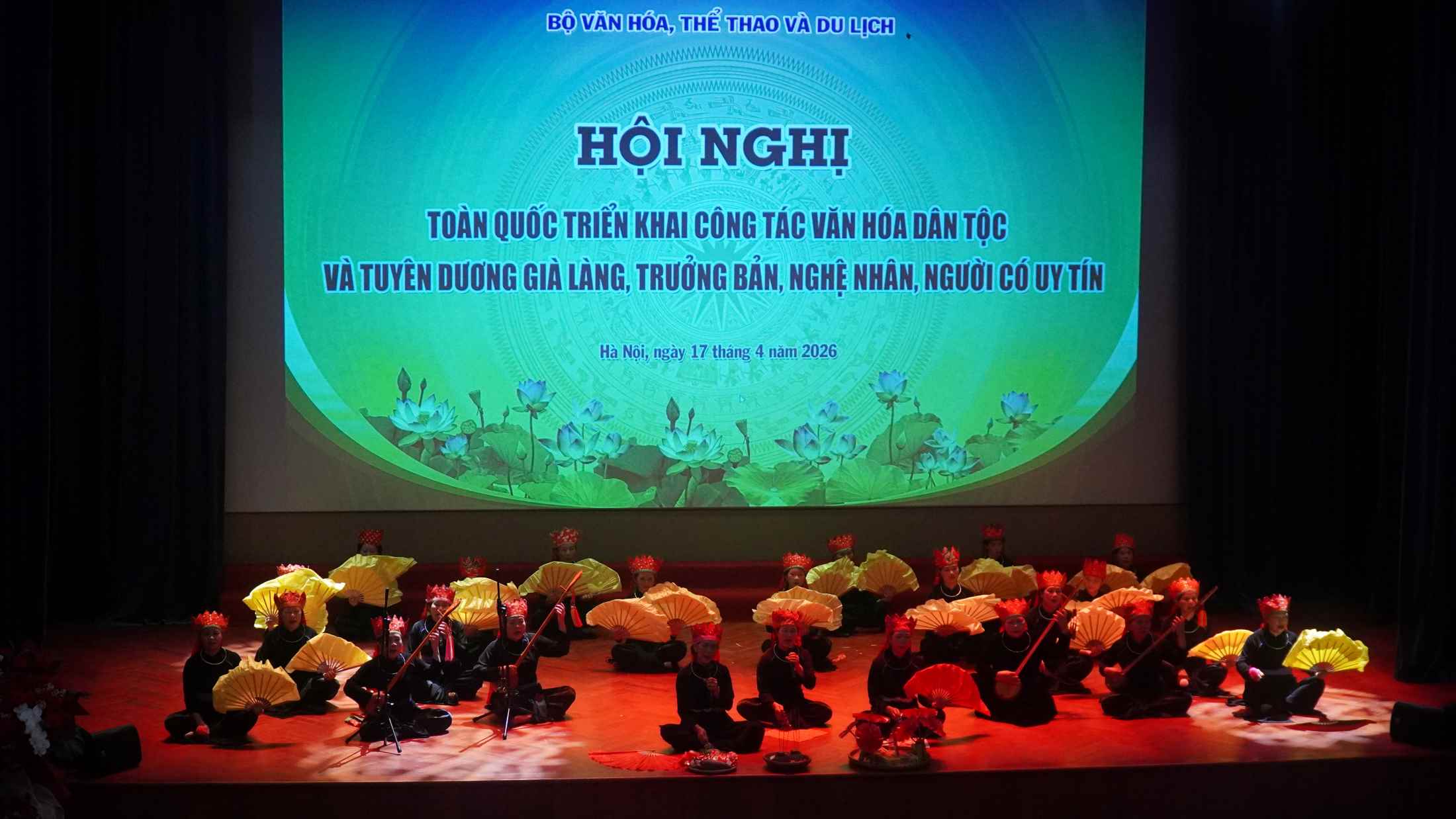 Hội nghị toàn quốc triển khai công tác văn hóa dân tộc thu hút đông đảo đại biểu, nghệ nhân và cộng đồng các dân tộc trên cả nước. Ảnh: Minh Vũ 
