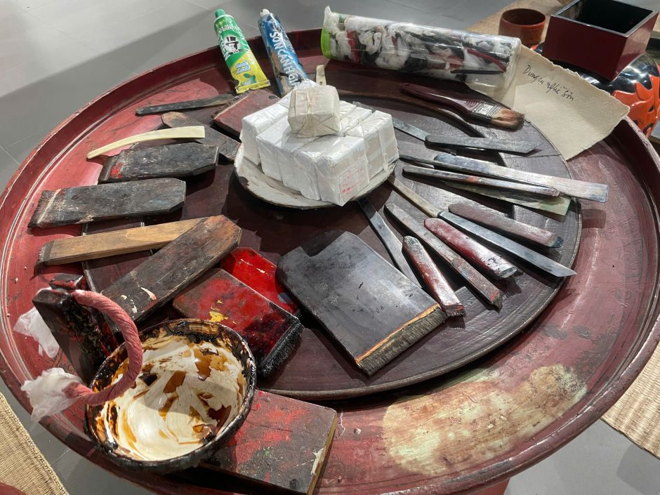 Dụng cụ làm ra những bức tranh sơn mài. Ảnh: Minh Vũ