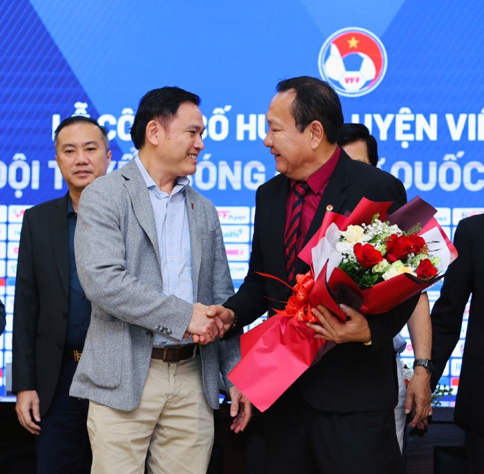 Phó Chủ tịch VFF Trần Anh Tú tặng hoa cho tân huấn luyện viên trưởng tuyển nữ Việt Nam - Hoàng Văn Phúc. Ảnh: Nguyễn Cường