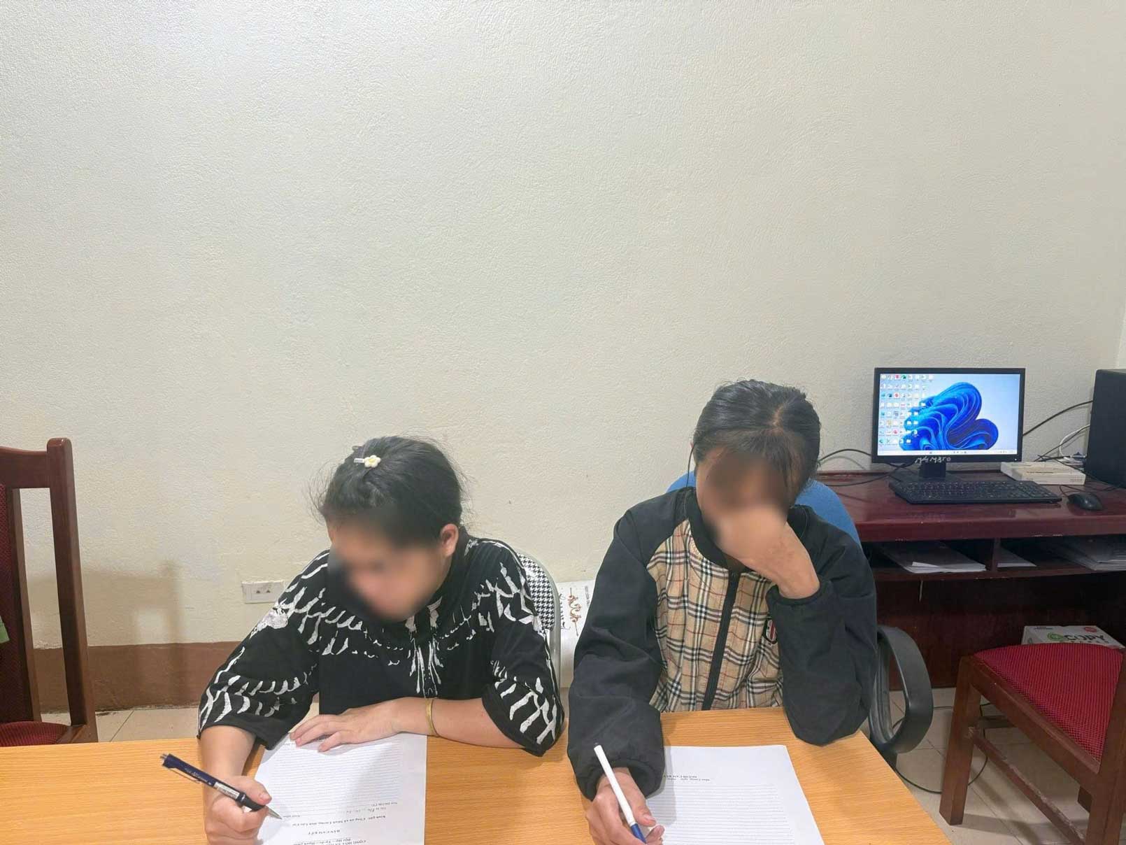 2 học sinh được lực lượng chức năng hỗ trợ làm việc, ổn định tâm lý sau khi được tìm thấy và đưa trở về địa phương. Ảnh: CACC