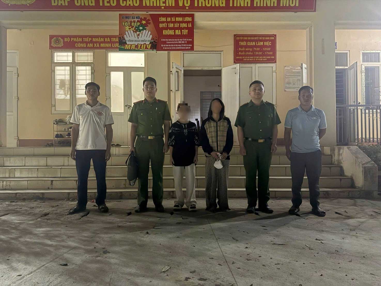 Công an xã Minh Lương phối hợp gia đình, nhà trường tiếp nhận, đưa 2 học sinh trở về an toàn sau khi rời địa phương đi làm xa. Ảnh: CACC