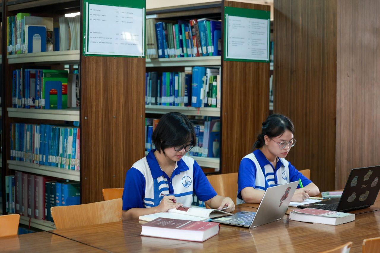 Sinh viên tại thư viện Đại học Quốc gia Hà Nội. Ảnh: Hải Nguyễn