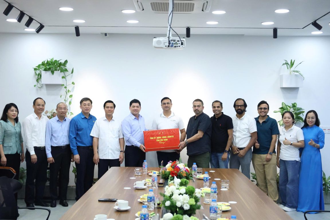 Đoàn công tác tặng quà cho lãnh đạo doanh nghiệp. Ảnh: Quyết Chiến 