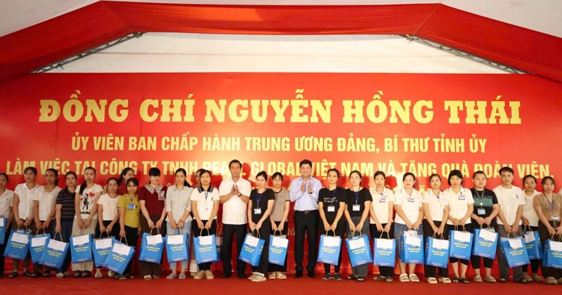 Bí thư Tỉnh ủy Bắc Ninh thăm, tặng quà đoàn viên, người lao động