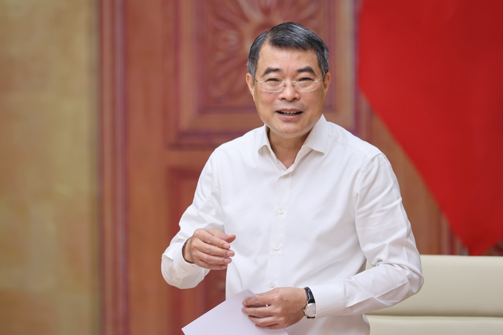 Politburo Member, Prime Minister Le Minh Hung requested to continue to synchronously and effectively implement salary reform. Photo: VGP