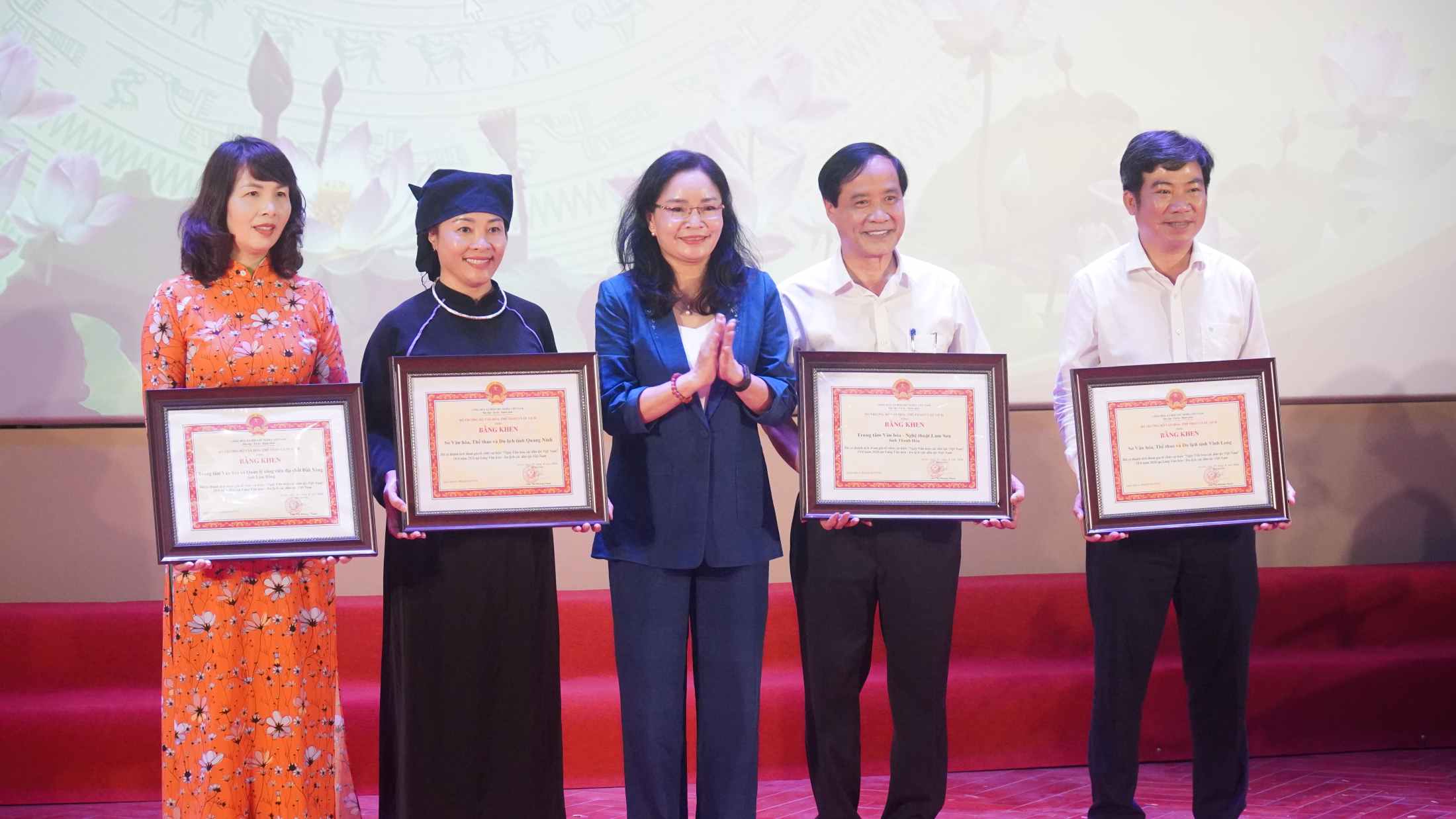 Thứ trưởng Bộ Văn hóa, Thể thao và Du lịch đã trao bằng khen cho 4 tập thể. Ảnh: Minh Vũ